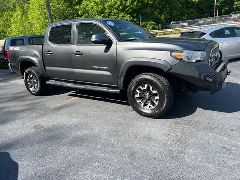 Used 2017 Toyota Tacoma TRD Off-Road image 6