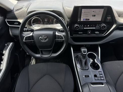 Used 2023 Toyota Highlander LE FWD image 12