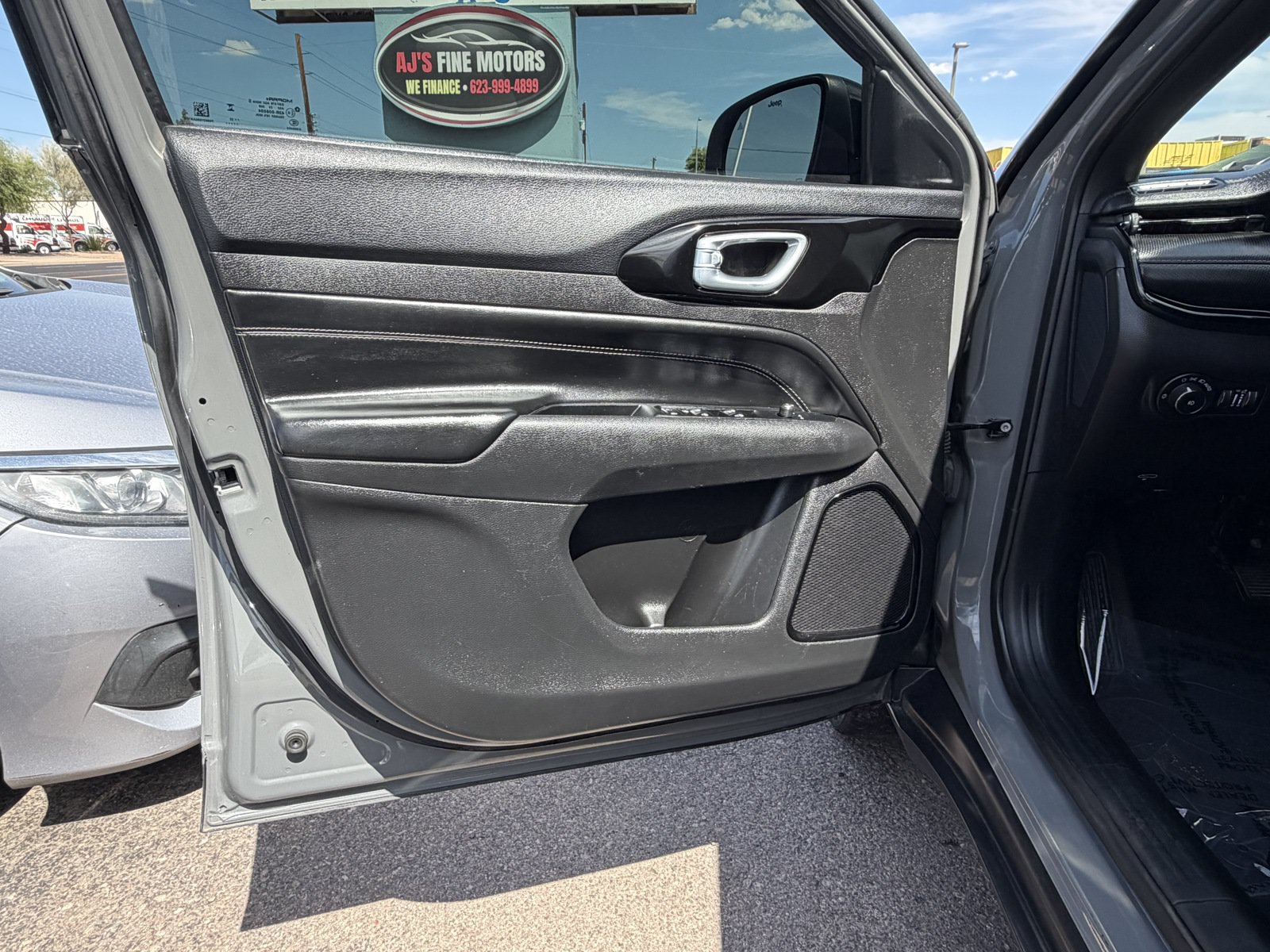 Used 2023 Jeep Compass Latitude AWD/4WD image 3