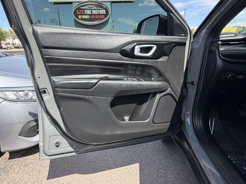 Used 2023 Jeep Compass Latitude AWD/4WD image 3