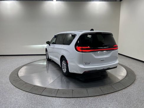 Used 2025 Chrysler Pacifica Select FWD image 9