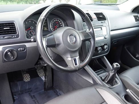 Used 2010 Volkswagen Jetta Limited Edition FWD image 4