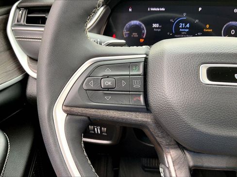 Used 2024 Jeep Grand Cherokee Limited w/ Black Appearance Package image 17