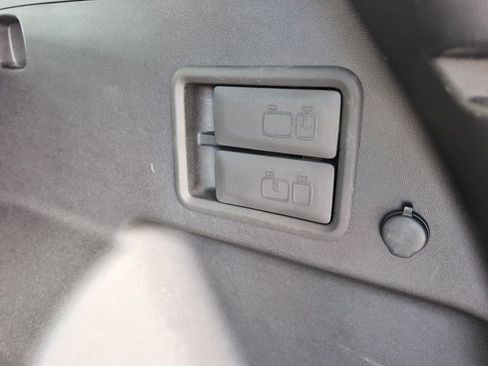 Used 2018 Chevrolet Equinox Premier image 11