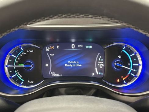 Used 2023 Chrysler Pacifica Touring-L image 6