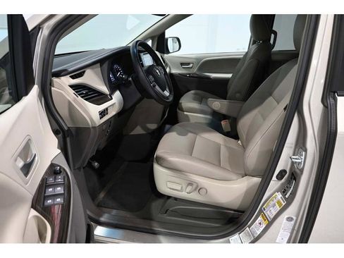 Used 2017 Toyota Sienna XLE Mobility Handicap Van image 13
