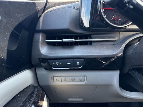 Used 2024 Kia Carnival EX image 25