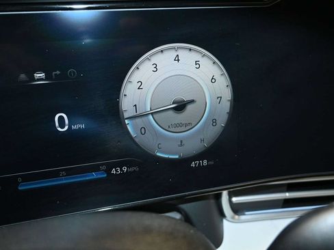 Used 2025 Hyundai Elantra Limited FWD image 11