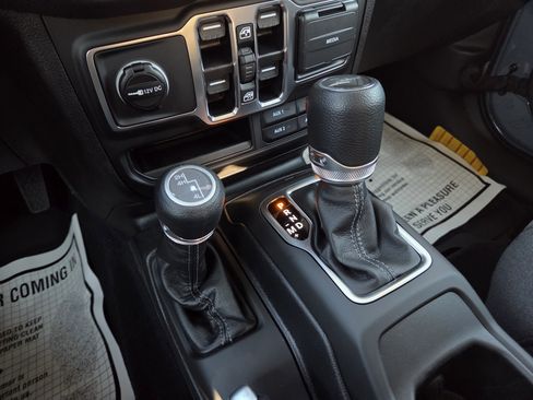 Used 2025 Jeep Gladiator Sport AWD/4WD image 29