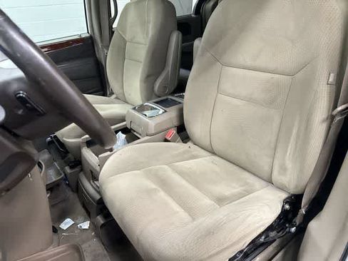 Used 2014 Chrysler Town & Country Touring FWD image 10