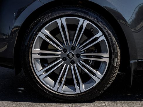 Used 2025 Land Rover Range Rover Long Wheelbase Autobiography image 9