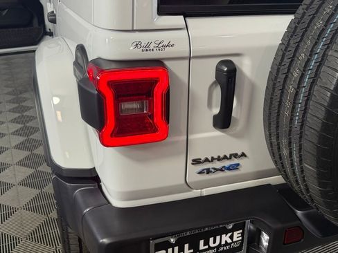 Used 2025 Jeep Wrangler Unlimited Sahara AWD/4WD image 12