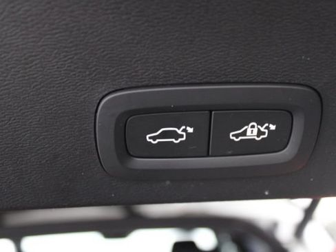 Used 2019 Volvo XC40 T4 R-Design FWD image 24