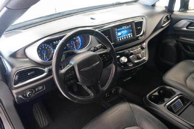 Used 2020 Chrysler Pacifica Touring w/ S Appearance Package FWD image 3
