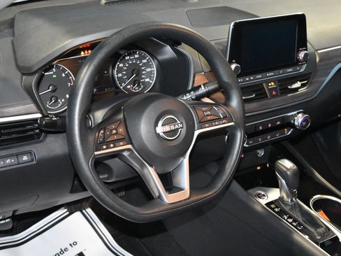 Used 2024 Nissan Altima 2.5 SV image 2