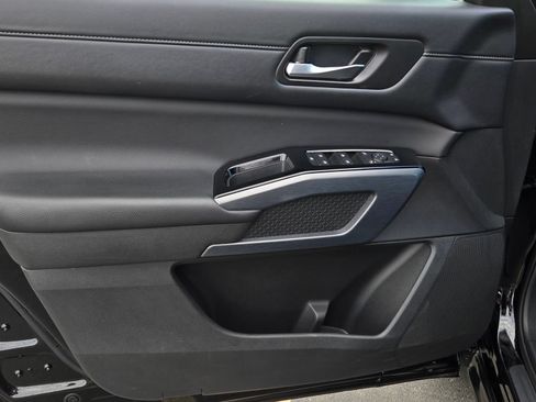 Used 2025 Nissan Pathfinder SL FWD image 9