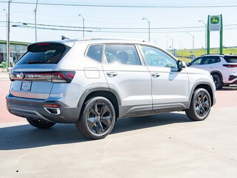 New 2026 Volkswagen Taos SE FWD image 6