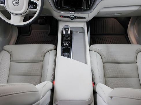 New 2025 Volvo XC60 B5 Ultra w/ Protection Package Premier image 17