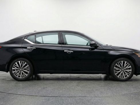 Used 2025 Nissan Altima 2.5 SV FWD image 11