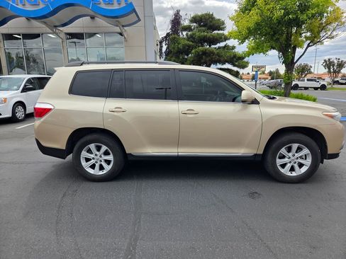 Used 2013 Toyota Highlander FWD image 2