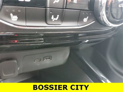 Certified 2025 Chevrolet Trax RS w/ Sunroof Package image 35