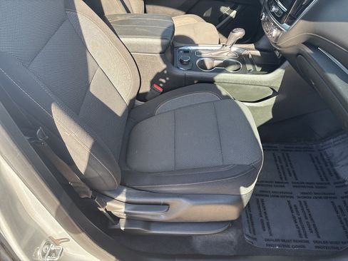 Used 2019 Chevrolet Traverse LT FWD image 24