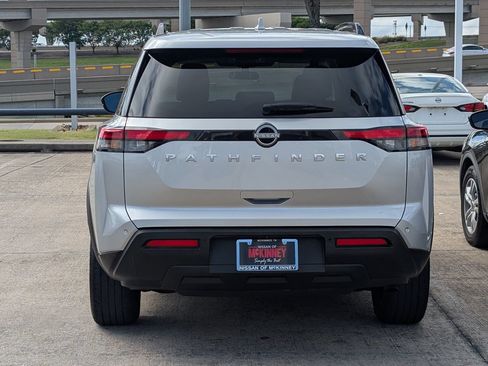 Used 2025 Nissan Pathfinder SV FWD image 5
