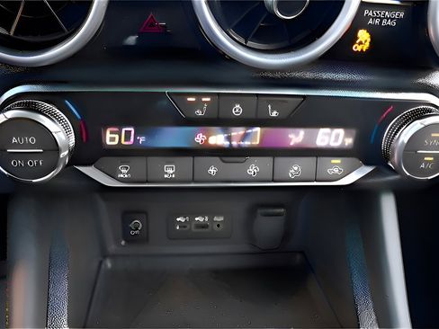 Used 2025 Nissan Sentra SR w/ SR Premium Package image 18