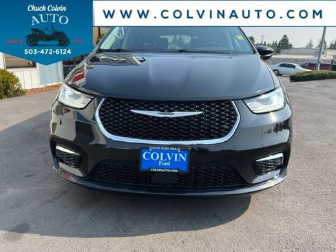 Used 2023 Chrysler Pacifica Touring-L FWD image 3