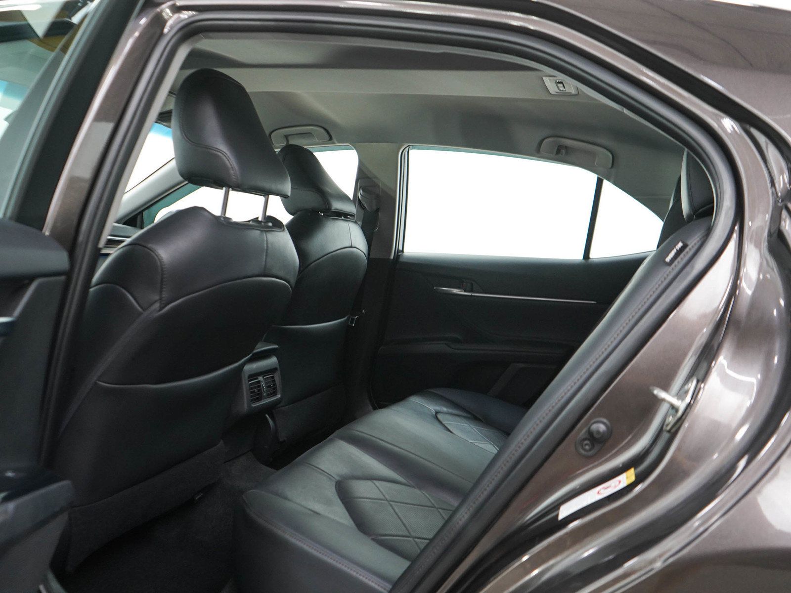 Used 2018 Toyota Camry XLE FWD image 16