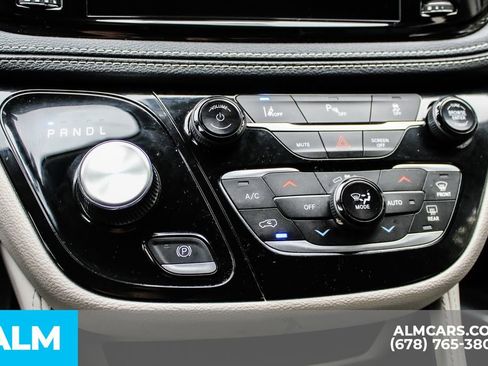 Used 2023 Chrysler Pacifica Limited FWD image 35