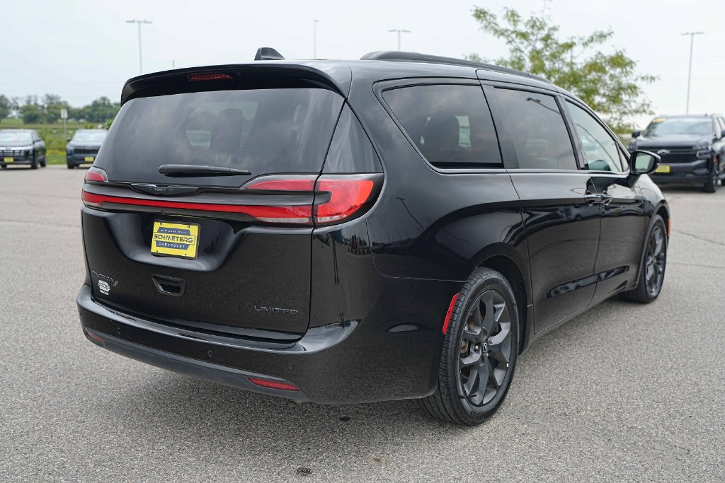 Used 2025 Chrysler Pacifica Limited FWD image 7