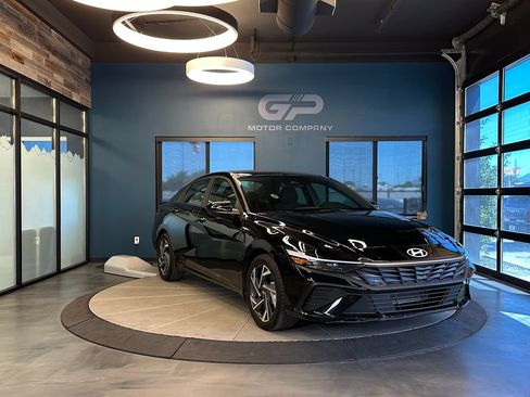 Used 2025 Hyundai Elantra Sport FWD image 1