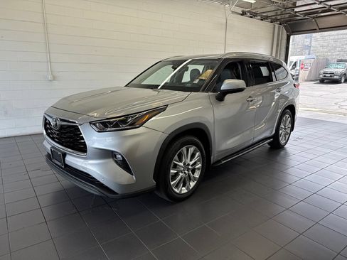 Used 2021 Toyota Highlander Limited AWD/4WD image 4