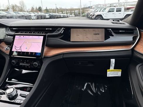 New 2025 Jeep Grand Cherokee Summit image 16