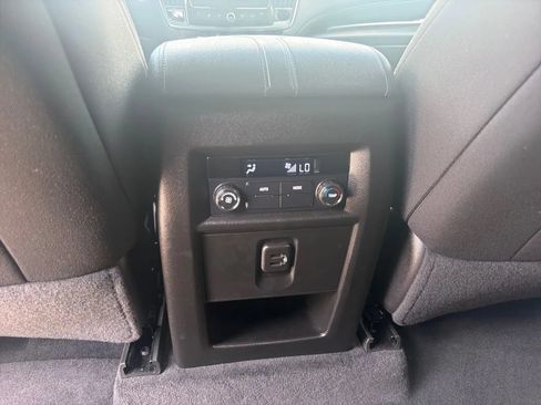 Used 2023 Chevrolet Traverse LT FWD image 15