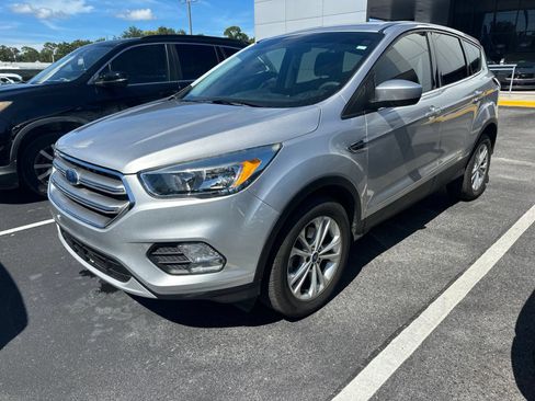 Used 2017 Ford Escape SE FWD image 2