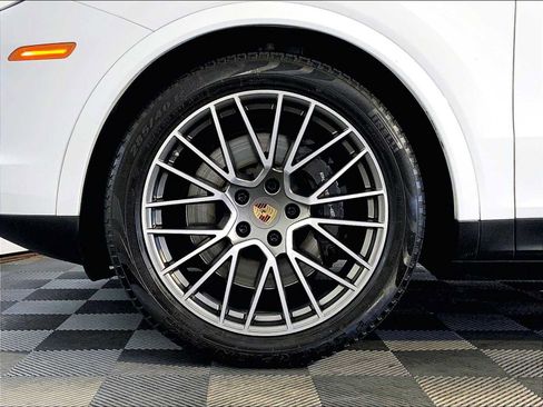 Certified 2023 Porsche Cayenne Platinum Edition AWD/4WD image 11
