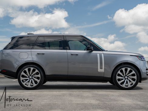 Used 2025 Land Rover Range Rover Autobiography AWD/4WD image 3