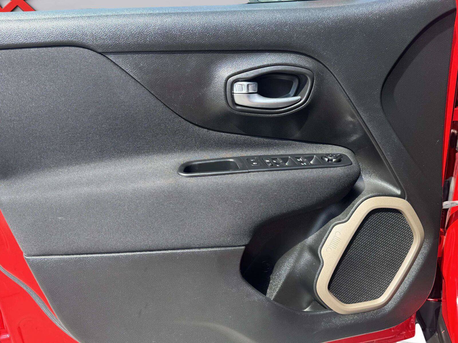 Used 2015 Jeep Renegade Latitude w/ Popular Equipment Group FWD image 18