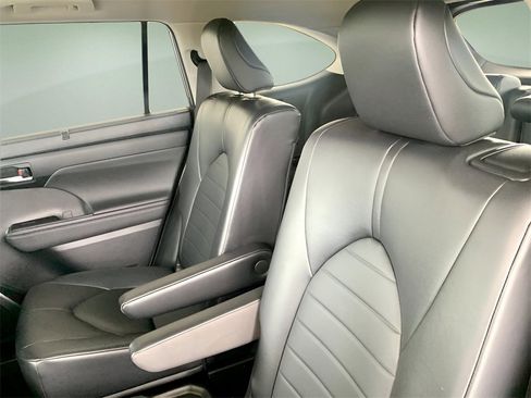 Used 2024 Toyota Highlander XLE image 19