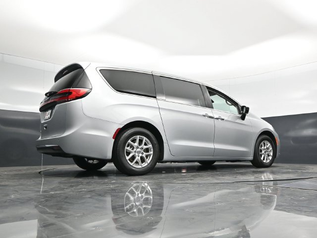 Used 2024 Chrysler Pacifica Touring-L FWD image 55