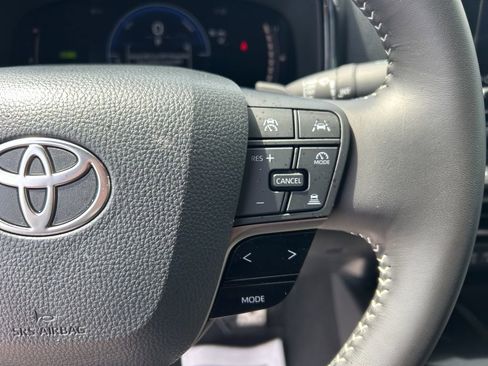 Used 2025 Toyota Camry SE image 8