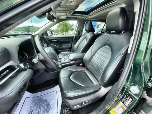 Used 2024 Toyota Highlander XLE AWD/4WD image 15