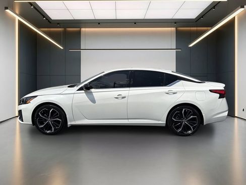 Used 2024 Nissan Altima 2.5 SR FWD image 2