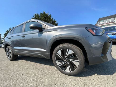 New 2025 Volkswagen Taos SE image 9