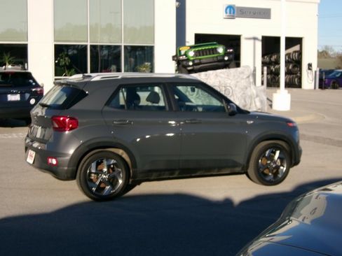 Used 2024 Hyundai Venue SEL image 3
