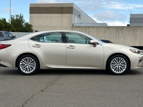 Used 2017 Lexus ES 350 w/ Luxury Package FWD image 6