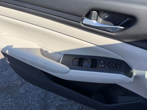 Used 2025 Nissan Altima 2.5 SV image 18