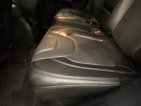 Used 2019 Jeep Cherokee Limited image 10